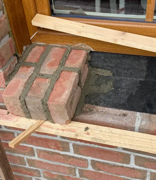 Baustellen von Allendorf-Bau: Wohnhaus mit Gerüst und eine neu gesetzte Betonmauer